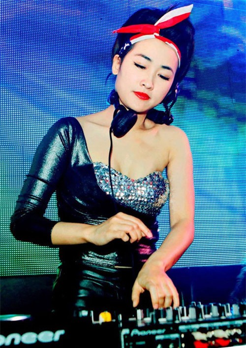 Trang Moon sinh năm 1993, là một DJ có tiếng khi còn rất trẻ. Trải qua không ít khó khăn từ thời kỳ lập nghiệp, đến nay Trang Moon đã gây dựng được một chỗ đứng trong lĩnh vực cần hy sinh không hề nhỏ này.