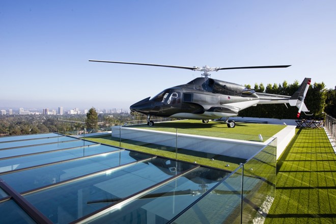 Siêu biệt thự có một chiếc trực thăng được cải tạo với nội thất sang trọng, không thể bay được nhưng theo chủ đầu tư thì rất thích hợp để ngồi bên trong ngắm mặt trời lặn.