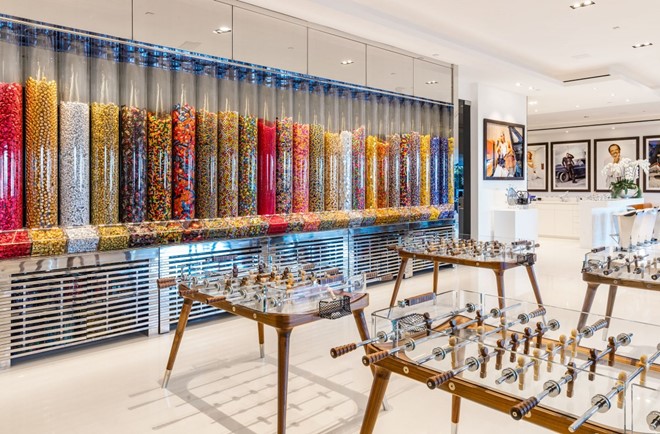 Phòng vui chơi được trang trí bằng những cột chứa kẹo thật, có thể ăn được.