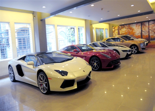 Căn hầm tại một showroom ở Hà Nội chứa toàn bộ những siêu xe hợp thời nhất hiện nay như Lamborghini Aventador Roadster, Ferrari 488 GTB, Ferrari F12 Berilinetta, BMW i8 hay Bentley Mulsanne Speed.