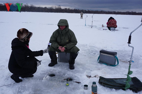 Ông Kostantin, giảng viên của Trường Đại học Bách khoa Quốc gia Tambov, đi câu cá trên dòng sông băng.
