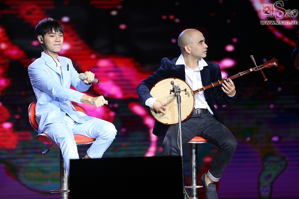 Khai thác tối đa âm nhạc nghệ thuật dân tộc, Cao Bá Hưng mang đến ca khúc Có vấn đề với sự hỗ trợ đàn nguyệt từ NS Đức Trí, trống Bảo Hiếu và nghệ sĩ sáo Khánh Tường.