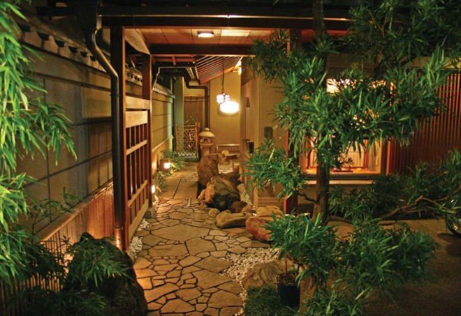 Nishiyama Onsen Keiunkan có phòng tắm nước nóng, phòng xông hơi lớn cho nhiều người. Các phòng cũng đều có lối đi dẫn đến bồn tắm cho người muốn có sự riêng tư. Ảnh: Mindunearth.