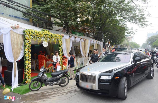 Chiếc xe siêu sang Rolls-Royce Ghost (khoảng hơn mười tỷ đồng) được sử dụng trong lễ ăn hỏi của Hoa hậu Bản sắc Việt Thu Ngân và doanh nhân Doãn Phương. 