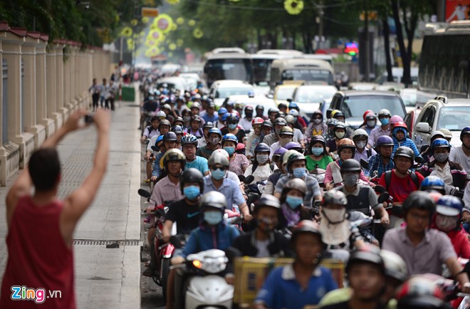 Phương tiện chen chúc, nhích từng chút một trên đường.