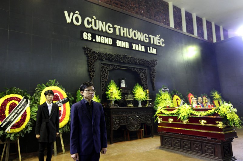7 giờ 30 phút sáng nay, Lễ tang GS Đinh Xuân Lâm được tổ chức tại Nhà tang lễ Bộ Quốc phòng, số 5, phố Lê Thánh Tông (Hà Nội).
