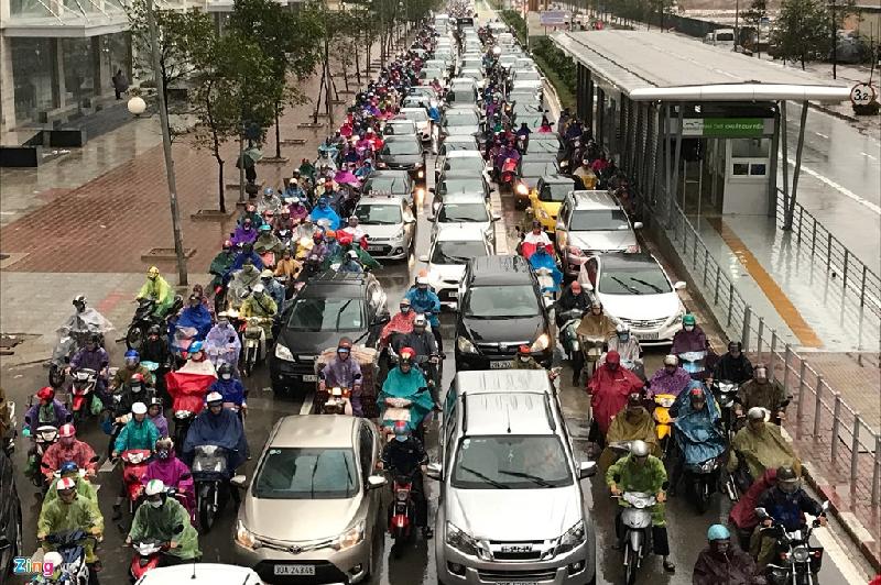 Đường Lê Văn Lương (quận Thanh Xuân) đoạn từ nút giao Khuất Duy Tiến hướng về trung tâm thành phố, xe cộ ùn ứ kéo dài gần 2 km.