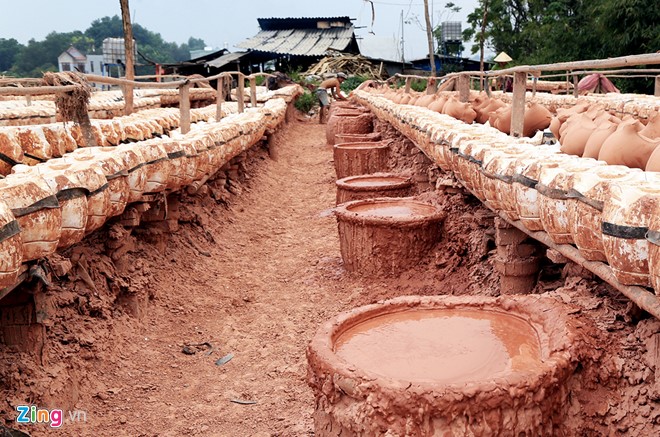 Còn 15 ngày nữa là đến Tết Nguyên Đán nên các lò gốm ở thị xã Thuận An và thị xã Tân Uyên (Bình Dương) bước vào giai đoạn 