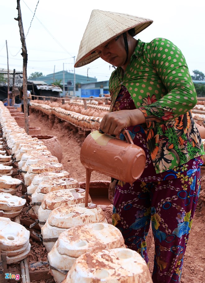 Bà Đặng Thị Lệ (51 tuổi, quê Cần Thơ), thợ làm gốm nói rằng thông thường lò tập trung sản xuất heo đất nhưng năm nay dành hơn nửa công xưởng làm gà. 