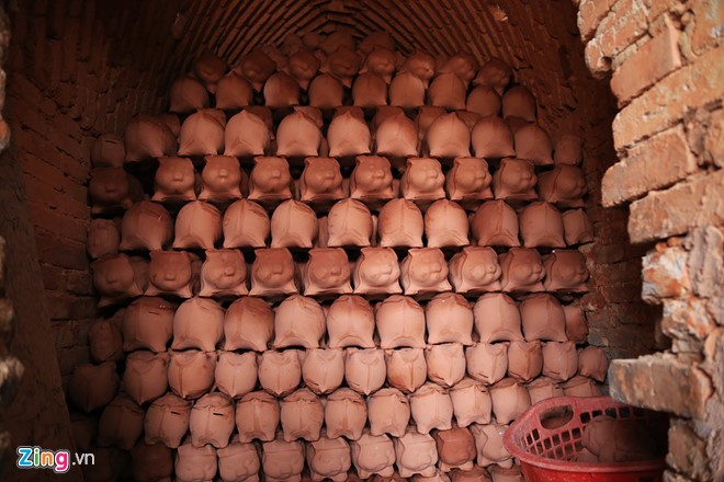 Theo các chủ lò gốm, mỗi ngày, một công nhân có thể hoàn thiện từ 200-300 sản phẩm. 
