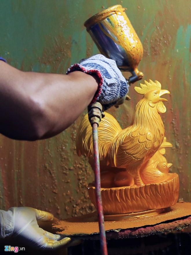 Sau khi nung, gốm gà được công nhân đánh bóng bề mặt để đảm bảo độ bóng mịn và phủ lên lớp sơn màu vàng bắt mắt, sang trọng.