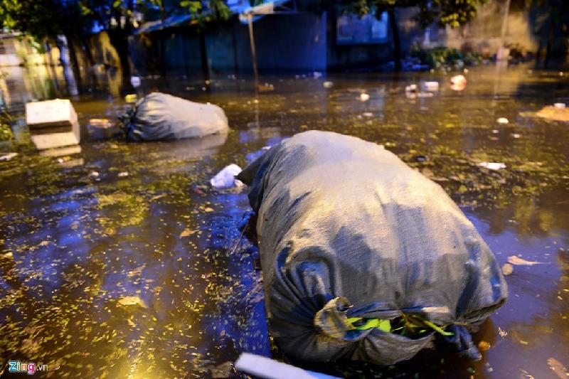 Đường phố Sài Gòn bồng bềnh rác sau cơn mưa lớn