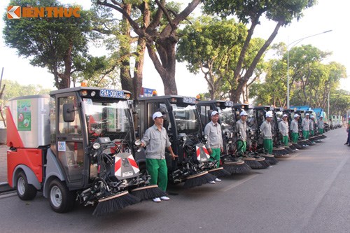Đây là những chiếc siêu xe dọn rác hiện đại, được nhập khẩu nguyên chiếc từ Đức, 1 xe có thể thay thế hàng chục công nhân môi trường và có thể quét được hơn 3ha mặt đường/ca làm việc.