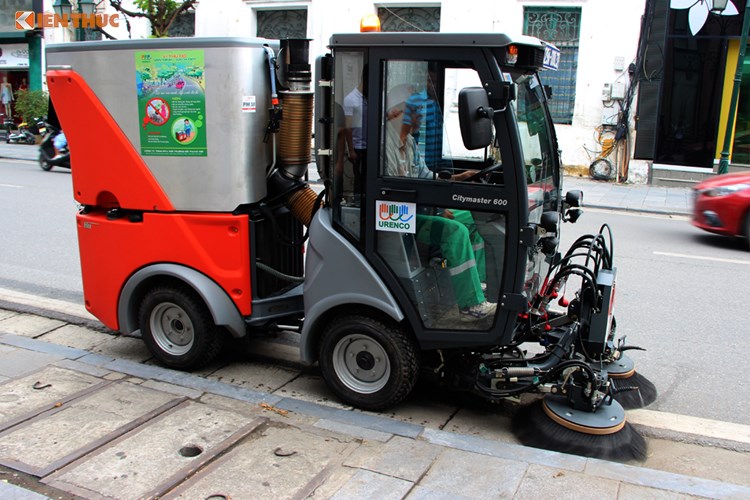 So với các máy hút bụi thủ công như hiện nay, điểm ấn tượng của dàn siêu xe gom rác tiền tỷ chính là hệ thống phun nước dập bụi hoàn toàn thay vì hệ thống lọc khí bụi thông tường.