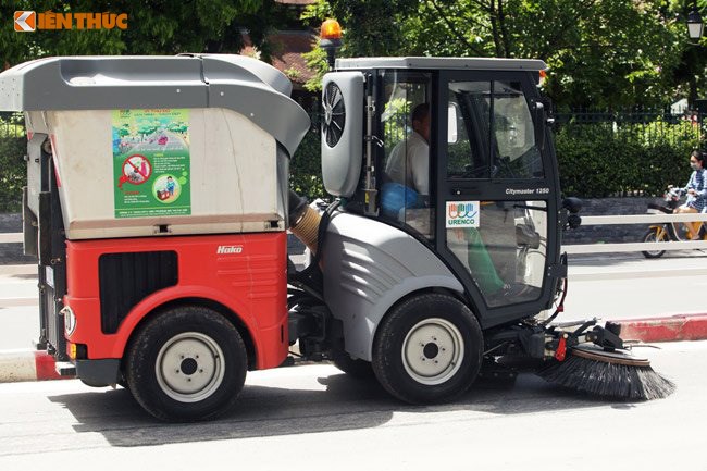 Thiết kế của xe khá ấn tượng với hai chiếc chổi quét đường nằm ở phía trước khá linh hoạt, có thể thu vào hay đưa ra thùy theo bề rộng mặt đường.