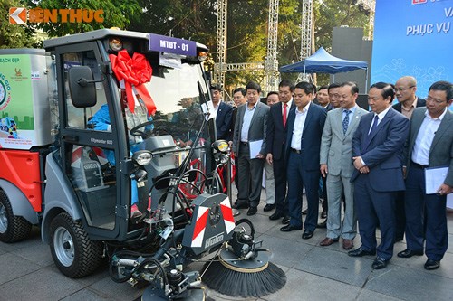 Hiện 12 chiếc xe rọn rác đặc biệt hoạt động tại 4 quận trung tâm thành phố là Đống Đa, Ba Nình, Hoàn Kiếm và Hai Bà Trưng.