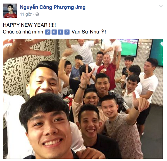 Công Phượng cũng thuộc nhóm cầu thủ được CLB HAGL cho nghỉ phép ít ngày trước khi trở lại chuẩn bị cho V.League 2017. Tiền đạo xứ Nghệ gửi lời chúc tới người hâm mộ bóng đá Việt Nam qua mạng xã hội. 