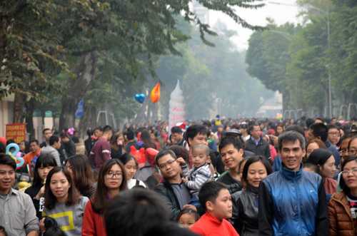 Hàng ngàn người dân đổ về khu phố đi bộ vui chơi, tham quan trong buổi sáng đầu năm mới 2017