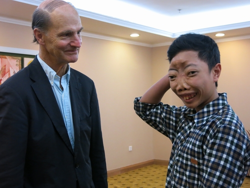 Tháng 3/2016, gặp lại GS Mc Kinnon, Tuấn đã ra dáng là một thiếu niên trưởng thành, bắt đầu học tiếng Anh để nói chuyện được với ông