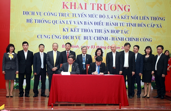 Ông Nguyễn Tiến Nhường, Phó Chủ tịch Thường trực UBND tỉnh Bắc Ninh và ông Phạm Anh Tuấn ký kết thỏa thuận hợp tác cung ứng dịch vụ bưu chính - hành chính công.
