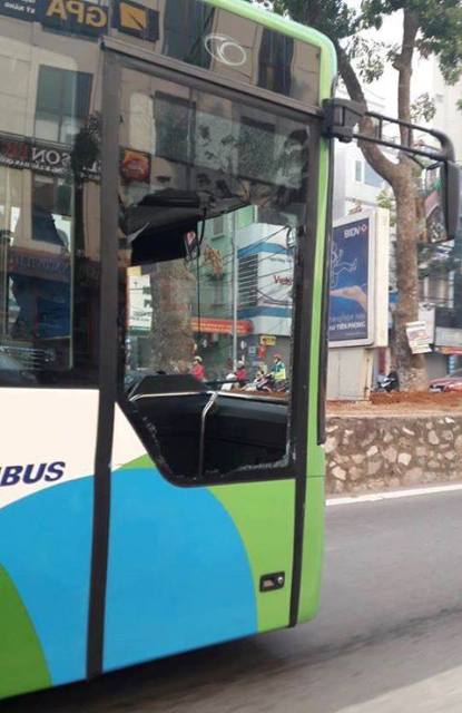 Buýt nhanh BRT bị ô tô tạt đầu, đâm vỡ kính