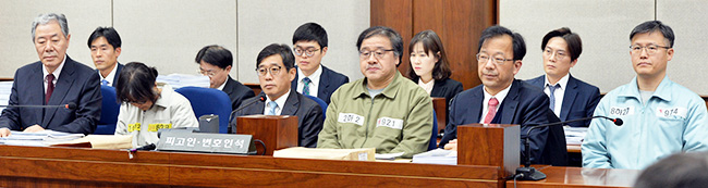  Ba nhân vật chủ chốt trong vụ bê bối liên quan đến Tổng thống Park Geun-hye tham dự phiên tòa chính thức đầu. Bao gồm bà Choi Soon-sil (thứ hai từ trái), hai cựu thư ký tổng thống An Chong-bum (thứ tư từ trái) và Jeong Ho-seong (bìa phải)