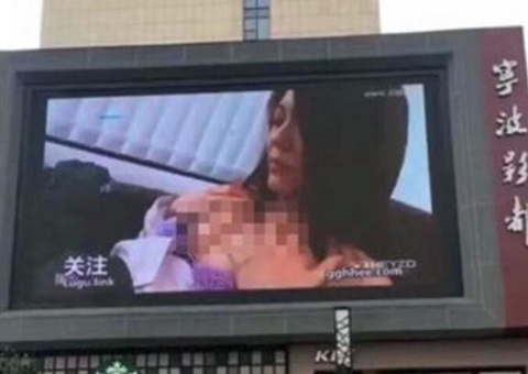 Phát nhầm phim sex lên màn hình khổng lồ ở quảng trường