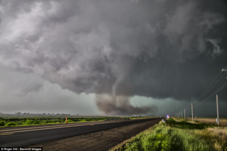 Họ cũng theo đuổi những trận bão lớn như trong bức ảnh này được chụp vào tháng 5/2016 tại thành phố Syracuse, bang Kansas.