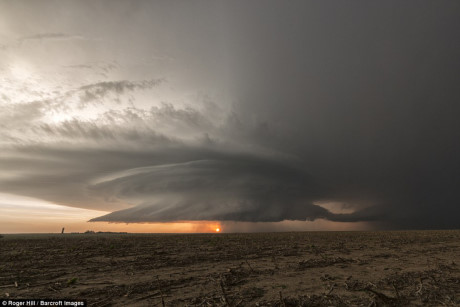 Cận cảnh một trận bão khủng khiếp hình đĩa bay ở thành phố Leoti, bang Kansas.