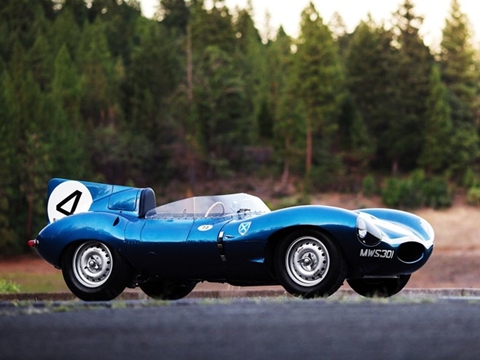 2. Chiếc Jaguar D-Type đời 1955 nhanh chóng trở nên nổi tiếng tại Pebble Beach với mức giá lên đến 21,8 triệu USD. Nó có cả một giai đoạn lịch sử rất đáng nể: Từng vô địch chung cuộc trong giải đua Le Mans năm 1956 và là quán quân Lemans hạng C hoặc D duy nhất còn nguyên vẹn đến ngày nay.