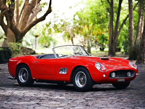 5. Đây là chiếc Ferrari 250 GT SWB California Spider đời 1961 đáng giá 17,2 triệu USD. Vào thời kỳ vàng son, chiếc xe này xuất hiện trong bộ phim 