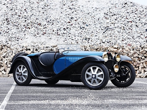 9. Bugatti Type 55 Roadster đời 1932 vẫn giữ lại các thiết kế và thành phần nguyên bản, nó đã được phục chế lại vào năm 2013. Xe được bán mức 10,4 triệu USD