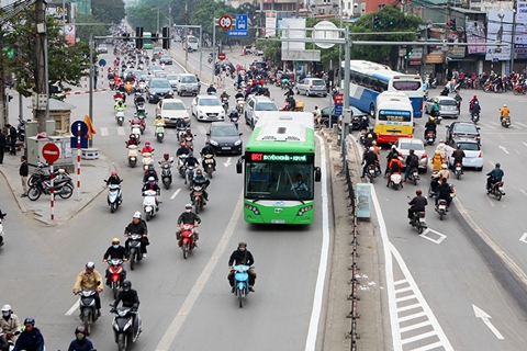 Phạt cả xe buýt thường lấn làn buýt nhanh BRT