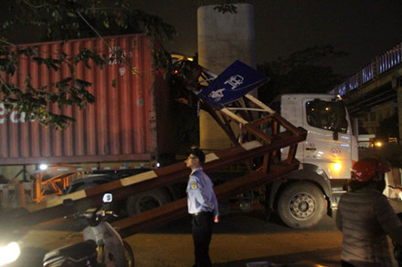 Chiếc xe Container đâm vào cột giới hạn chiều cao trên đường Xuân Thủy làm cột bị bật gốc.