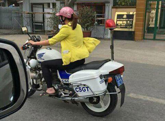 Công an Hải Phòng cho biết, nữ nhân viên chạy môtô ra đường kiểm tra độ an toàn trước khi bàn giao