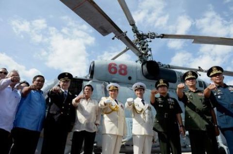 Tổng thống Philippines lên thăm tàu chiến của Nga