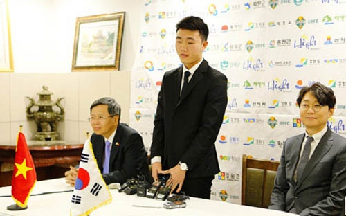 Xuân Trường trong buổi lễ ra mắt CLB Gangwon FC.