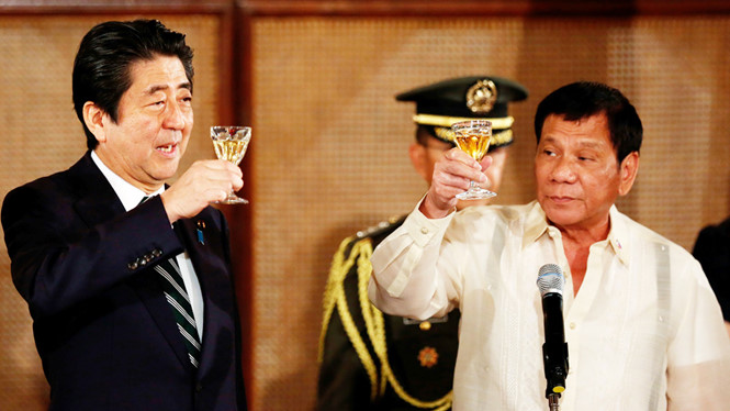 Thủ tướng Abe và Tổng thống Duterte kí kết thỏa thuận viện trợ 8,7 tỷ USD cho Philippines. 