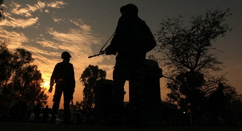 Một loạt sĩ quan cấp cao Ấn Độ bất ngờ bị cấp dưới bắn chết