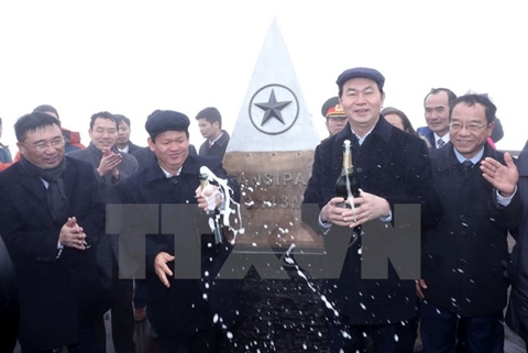Chủ tịch nước Trần Đại Quang cùng các đại biểu chúc mừng Lễ thượng cờ thành công tốt đẹp tại cột mốc 3.143m. (Ảnh: Nhan Sáng/TTXVN)