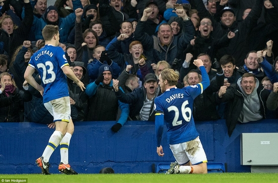 Davies ăn mừng bàn thắng nâng tỉ số lên 3-0 cho Everton