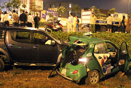 Hai ôtô đâm văng khỏi đường Sài Gòn, 4 người bị thương