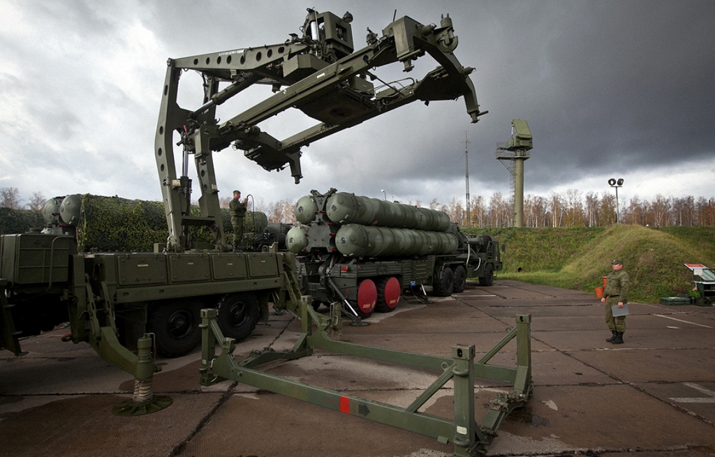 Mỗi xe mang bệ phóng mang theo 4 quả đạn tên lửa đặt trong ống bảo quản (thời hạn tới 15 năm). S-400 thiết kế để phóng nhiều loại tên lửa có tầm bắn khác nhau, bao gồm đạn 48N6E (150km), 48N6E2 (200km), 9M96E (40km), 9M96E2 (120km) và 9M38M/9M82M (400km).