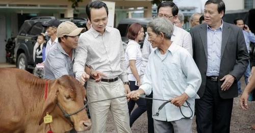 Ông Trịnh Văn Quyết, Chủ tịch Tập đoàn FLC trao tặng bê giống cho các hộ nghèo ở thị xã An Nhơn, Bình Định.