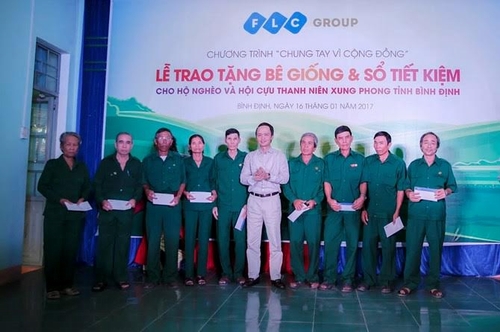 Ông Trịnh Văn Quyết, Chủ tịch Tập đoàn FLC trao tặng sổ tiết kiệm cho các cựu TNXP có hoàn cảnh đặc biệt khó khăn.