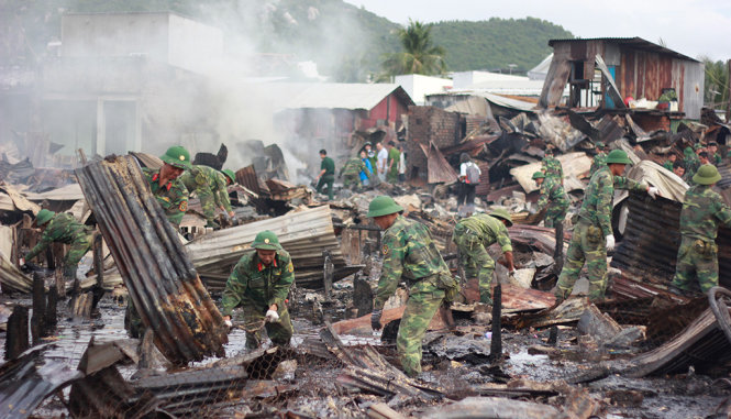 Khám nghiệm hiện trường vụ cháy 70 căn nhà ở Nha Trang