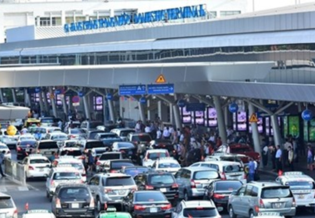 Khu vực ga quốc nội sân bay Tân Sơn Nhất luôn dày đặc xe ra vào.
