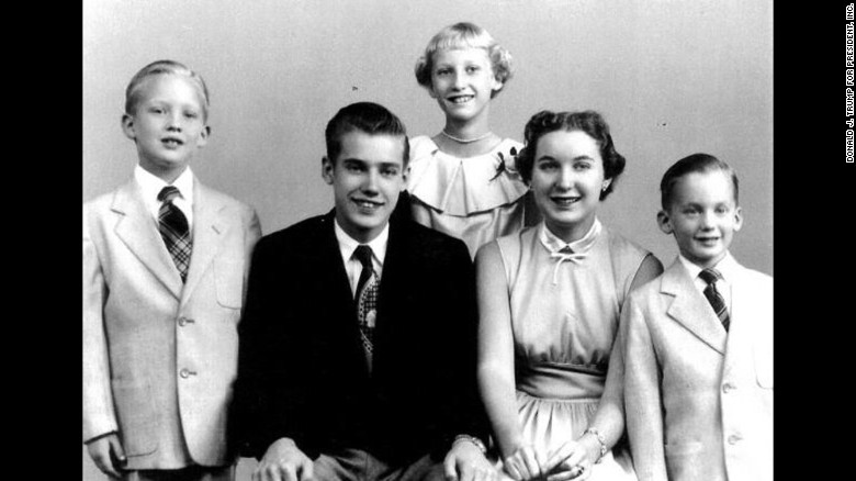 Ông Trump, bên trái, trong một bức ảnh gia đình. Ông là con áp út trong gia đình có 5 người con.