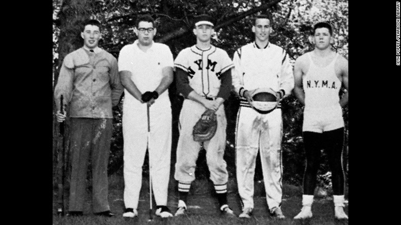 Trump, ở giữa, mặc đồng phục bóng chày ở Học viện Quân sự New York năm 1964. Sau khi tốt nghiệp trường nội trú, ông Trump đi học đại học. Ông bắt đầu ở trường Đại học Fordham trước khi chuyển đến và tốt nghiệp từ Trường Wharton – trường học về kinh doanh của Đại học Pennsylvania.