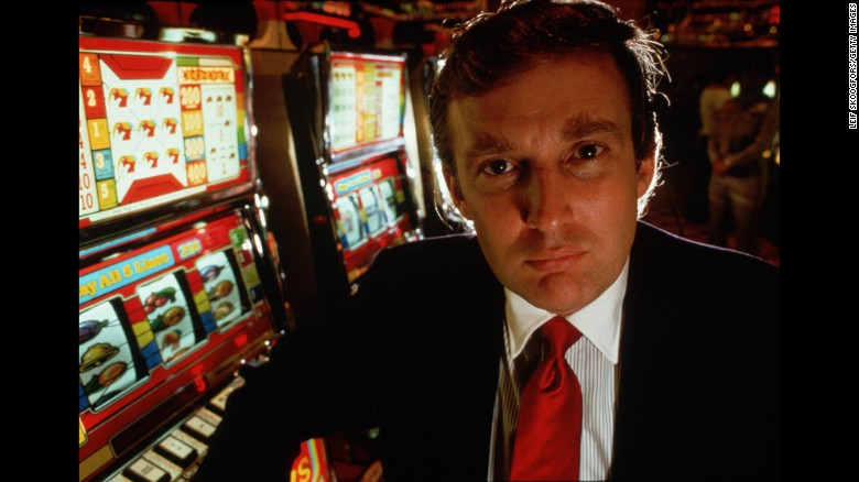 Ông Trump tham dự lễ khai trương casino mới ở thành phố Atlantic - Taj Mahal năm 1989.